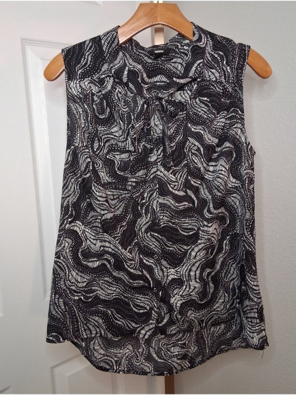 Black And White Patterned Top Blouse Size Medium